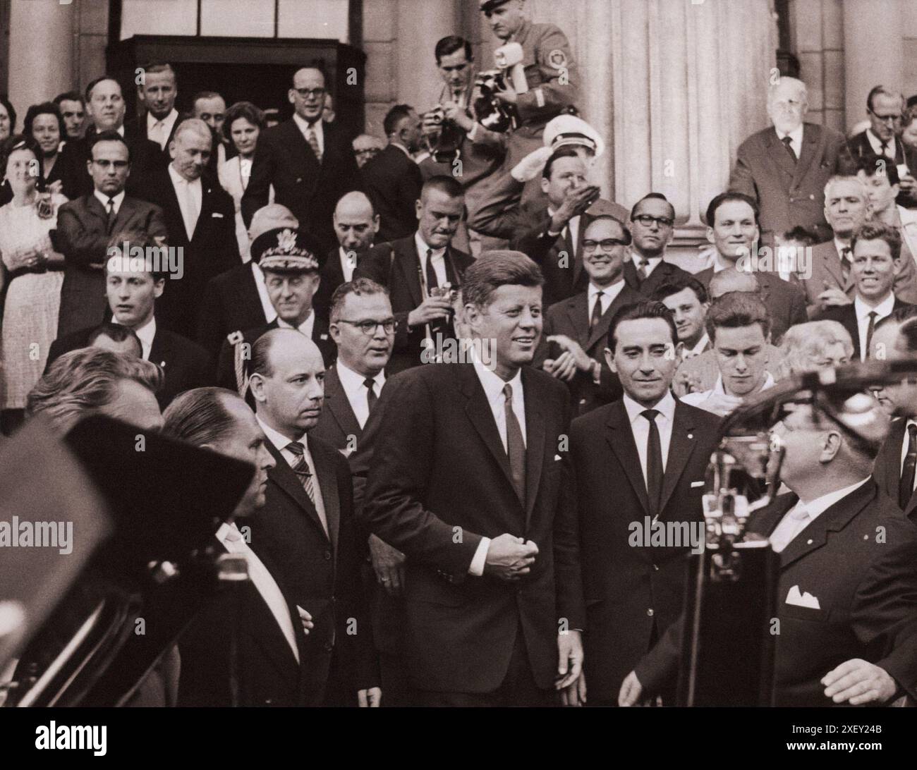 Vintage-Foto der Berliner Krise von 1961: Mauerbau. Präsident Kennedy verlässt das Kurhaus in Wiesbaden, wo er Eine Pressekonferenz abhielt. Bundesrepublik Deutschland. Juni 1963 Stockfoto