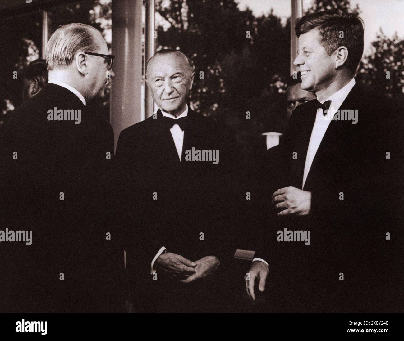 Vintage-Foto der Berliner Krise von 1961: Mauerbau. Präsident und Bundeskanzler Konrad Adenauer unterhalten sich mit Dr. Heinrich von Brantano, Leiter der Christdemokratischen Union und der Christlich-Sozialen Union im Bundestag, beim Abendessen des Präsidenten während seines Besuchs in Bonn. Bundesrepublik Deutschland. Juni 1963 Stockfoto