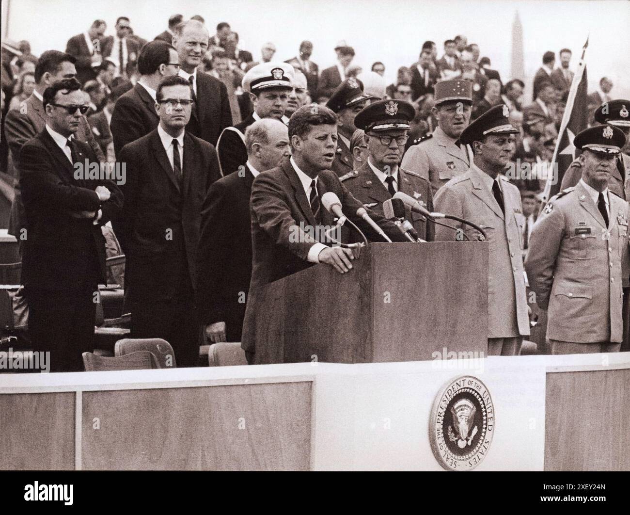 Vintage-Foto der Berliner Krise von 1961: Mauerbau. Präsident Kennedy in Deutschland. Frankfurt, 25. Juni 1963 - Präsident Kennedy besuchte heute am dritten Tag seiner Westdeutschlandreise die Städte Hanau, Frankfurt und Wiesbaden. Der Präsident befindet sich auf einer zehntägigen Europafahrt, die Besuche nach Westdeutschland und West-Berlin (23.-26. Juni), Irland (26.-29. Juni), England (29.-30. Juni) und Italien (30. Juni-2. Juli) umfasst. Stockfoto