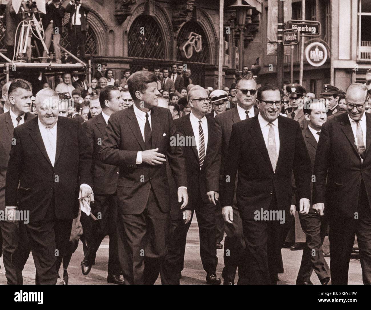 Vintage-Foto der Berliner Krise von 1961: Mauerbau. Präsident spaziert von Frankfurts historischer Paulskirche mit führenden deutschen Beamten. Auf der rechten Seite des Präsidenten steht Vizekanzler Ludwig Erhard. Westdeutschland, Frankfut am Main. Juni 1963 Stockfoto