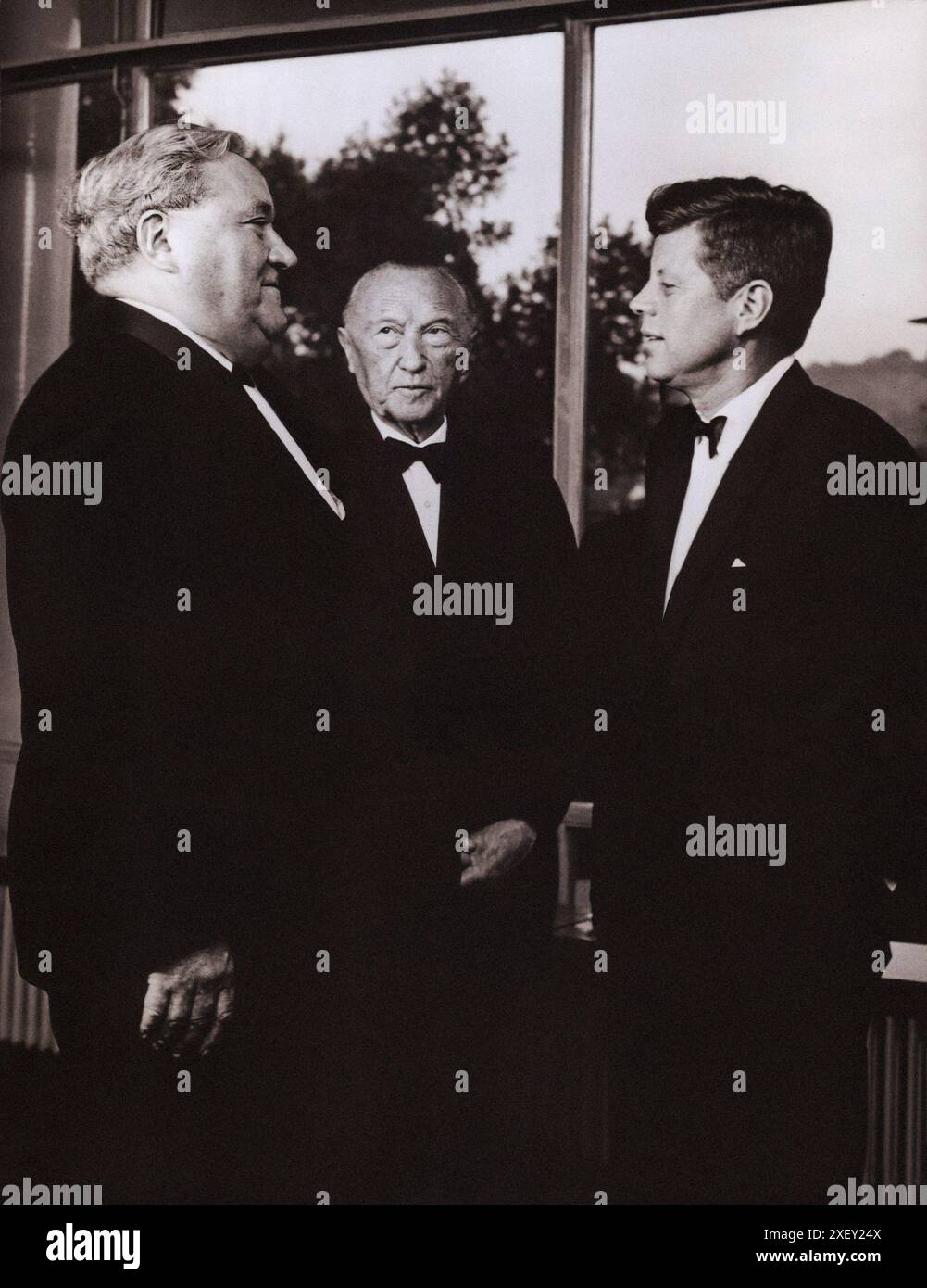 Vintage-Foto der Berliner Krise von 1961: Mauerbau. Professor Dr. Carlo Schmid, Vizepräsident des Bundestages (Lowe House of Parliament), wird von Präsident John F. Kennedy bei seinem Dinner in Bonn als Bundeskanzler Konrad Adenauer (Center schaut auf) begrüßt. Bundesrepublik Deutschland. Juni 1963 Stockfoto