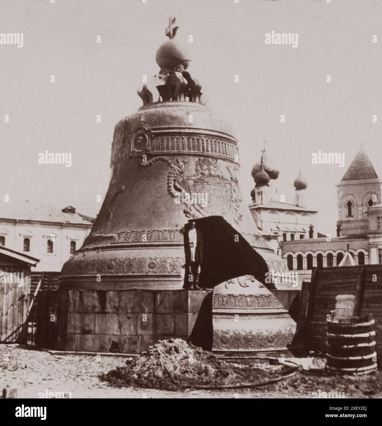 Vintage-Foto des Glockenkönigs (Zar-kolokol) im Moskauer Kreml. 1900er Jahre die Zarenglocke (Zar-kolokol), auch bekannt als Zar Kolokol, Zar Kolokol III oder Königliche Glocke, ist eine 6,14 Meter (20,1 ft) hohe Glocke mit 6,6 Metern Durchmesser auf dem Gelände des Moskauer Kremls. Die Glocke wurde von Kaiserin Anna Iwanovna, der Nichte Petri des Großen, in Auftrag gegeben. Es war nie in funktionstüchtigem Zustand, ausgesetzt oder Sprossen. Stockfoto