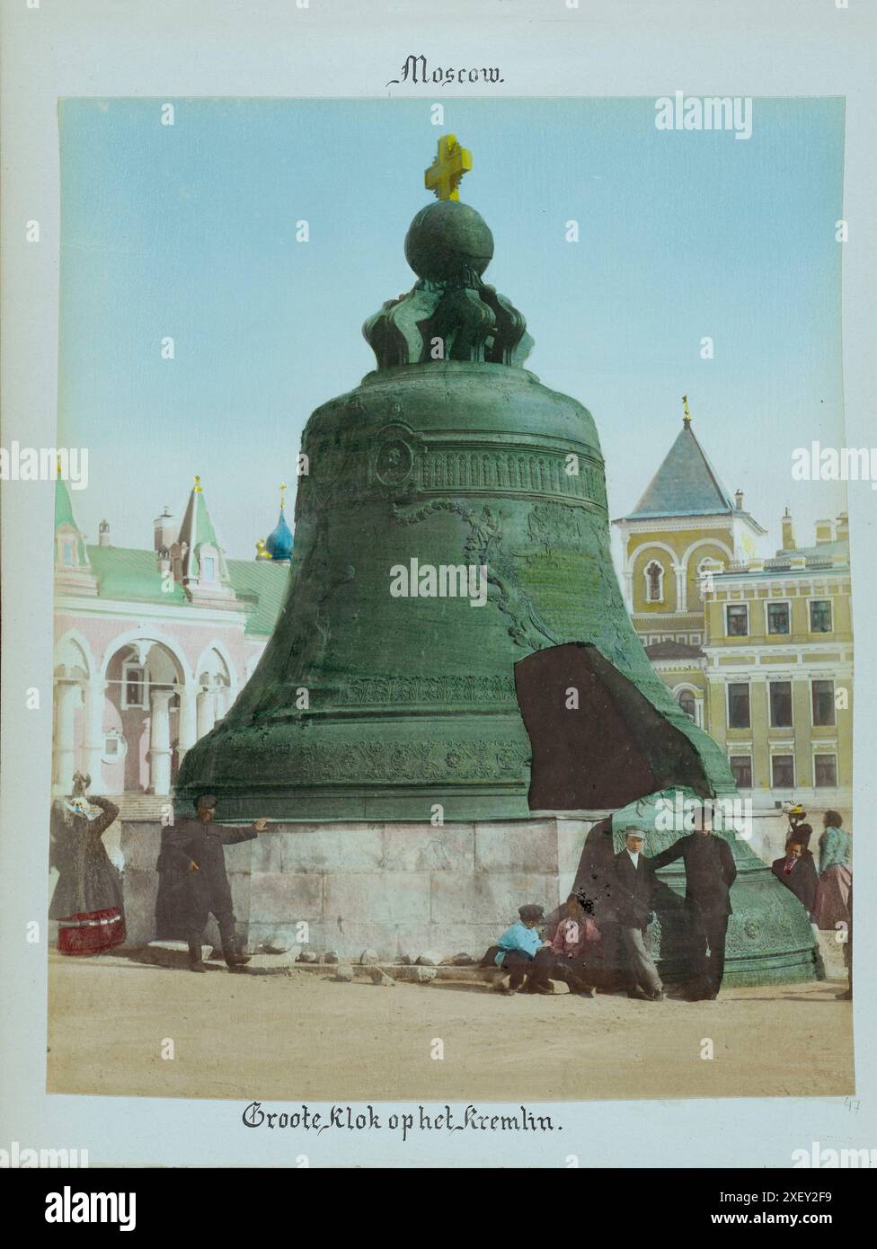 Vintage-Farbfoto von König der Glocken (Zar-kolokol) im Moskauer Kreml. 1898 die Zarenglocke (Zar-kolokol), auch bekannt als Zar Kolokol, Zar Kolokol III oder Königliche Glocke, ist eine 6,14 Meter (20,1 ft) hohe Glocke mit 6,6 Metern Durchmesser auf dem Gelände des Moskauer Kremls. Die Glocke wurde von Kaiserin Anna Iwanovna, der Nichte Petri des Großen, in Auftrag gegeben. Es war nie in funktionstüchtigem Zustand, ausgesetzt oder Sprossen. Stockfoto