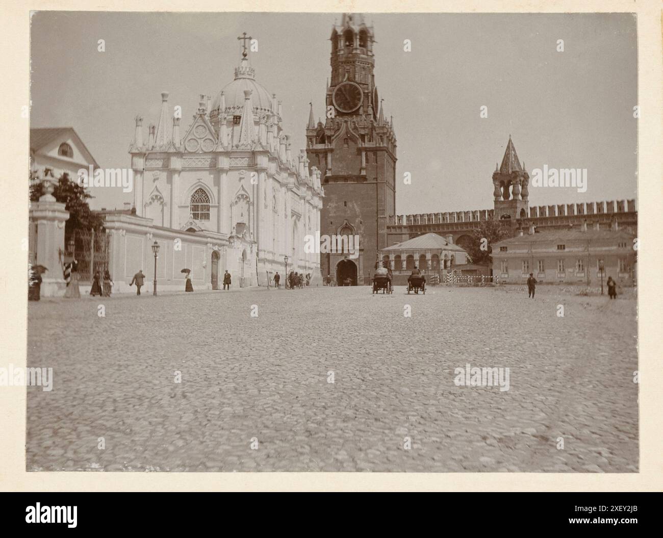 Foto aus dem 19. Jahrhundert vom Kloster Himmelfahrt (Kloster Starodevichy) und dem Spassky-Tor. Russisches Reich. 1898. Das Kloster der Himmelfahrt, bis 1817 auch als Kloster der Alten Jungfrauen bekannt, war ein orthodoxes Nonnenkloster im Moskauer Kreml, das die Begräbnisse von Großprinzessinnen, Zarinas und anderen edlen Damen vom muskowitischen Königshof enthielt. Der Spasskaya-Turm, übersetzt als „Erlöserturm“, ist der Hauptturm an der östlichen Mauer des Moskauer Kremls mit Blick auf den Roten Platz. Stockfoto