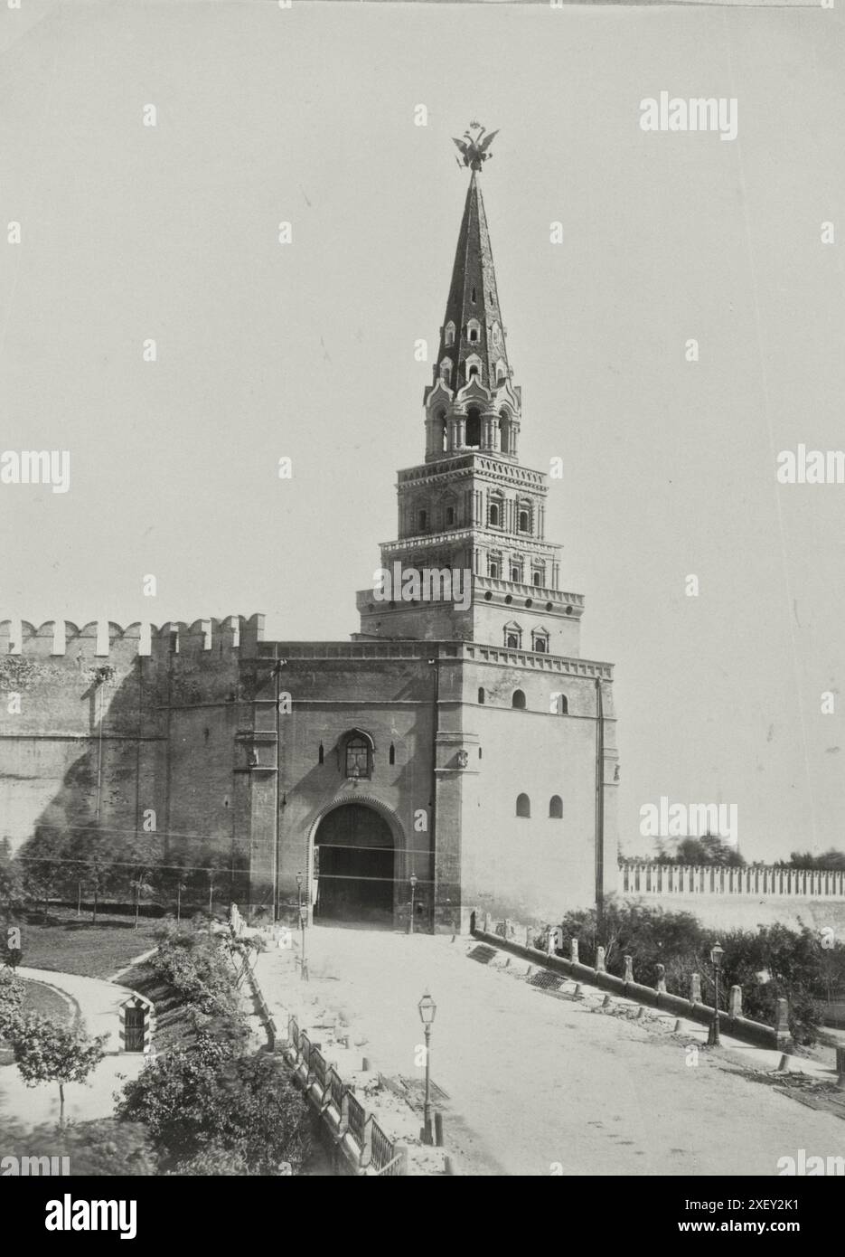 Vintage-Foto des Moskauer Kremls. Borovitskaja-Turm. Russisches Reich. 1890-1900 der Borowitskaja-Turm ist ein Eckturm mit einem Durchgangsweg auf der Westseite des Kremls. Benannt ist er nach dem Borovitsky-Hügel, einem der sieben Hügel, auf dem Moskau steht. Der Turm wurde 1490 an der Stelle eines alten Kreml-Tores vom schweizerisch-italienischen Architekten Pietro Antonio Solari errichtet Stockfoto