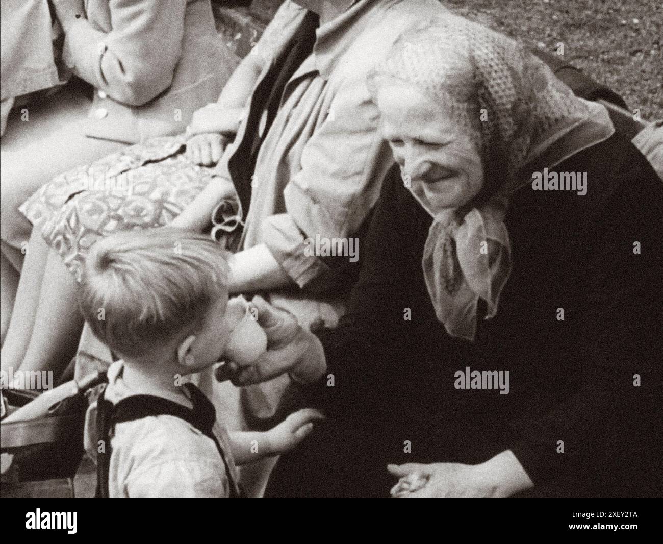 Berlin-Krise 1961. Eine Serie von Archivfotos zeigt das Reiseverbot zwischen Ost- und West-Berlin im August 1961 und zeigt den Bau von Barrikaden, die schließlich zur Berliner Mauer werden sollten. Deutschland. 1961 Stockfoto