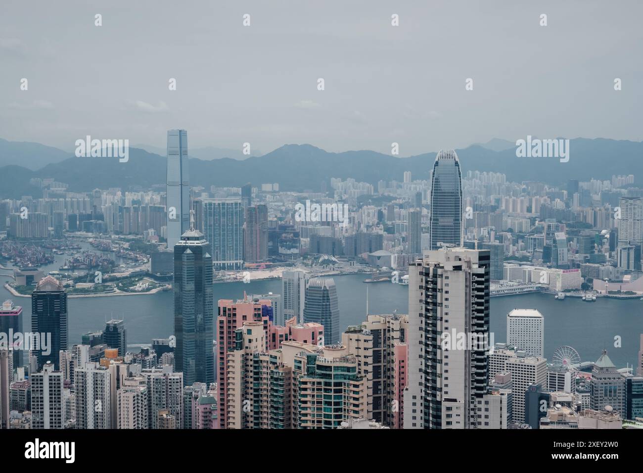 Die urbane Atmosphäre Hongkongs, die von den Bergen an einem bewölkten Tag aus beobachtet wird Stockfoto