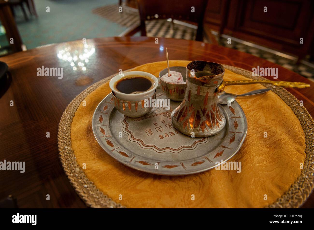 Sarajevo, Bosnien Und Herzegowina. Juli 2019. Traditioneller bosnischer Kaffee wird in einem Sarajevo Café serviert. (Foto: John Wreford/SOPA Images/SIPA USA) Credit: SIPA USA/Alamy Live News Stockfoto