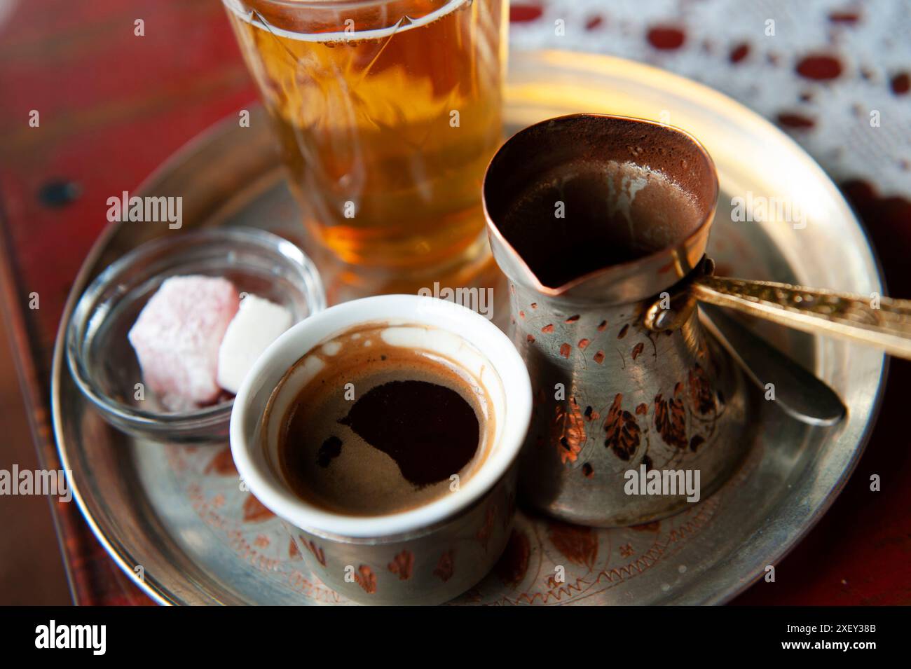 Sarajevo, Bosnien Und Herzegowina. Juli 2019. Traditioneller bosnischer Kaffee wird in einem Sarajevo Café serviert. (Foto: John Wreford/SOPA Images/SIPA USA) Credit: SIPA USA/Alamy Live News Stockfoto