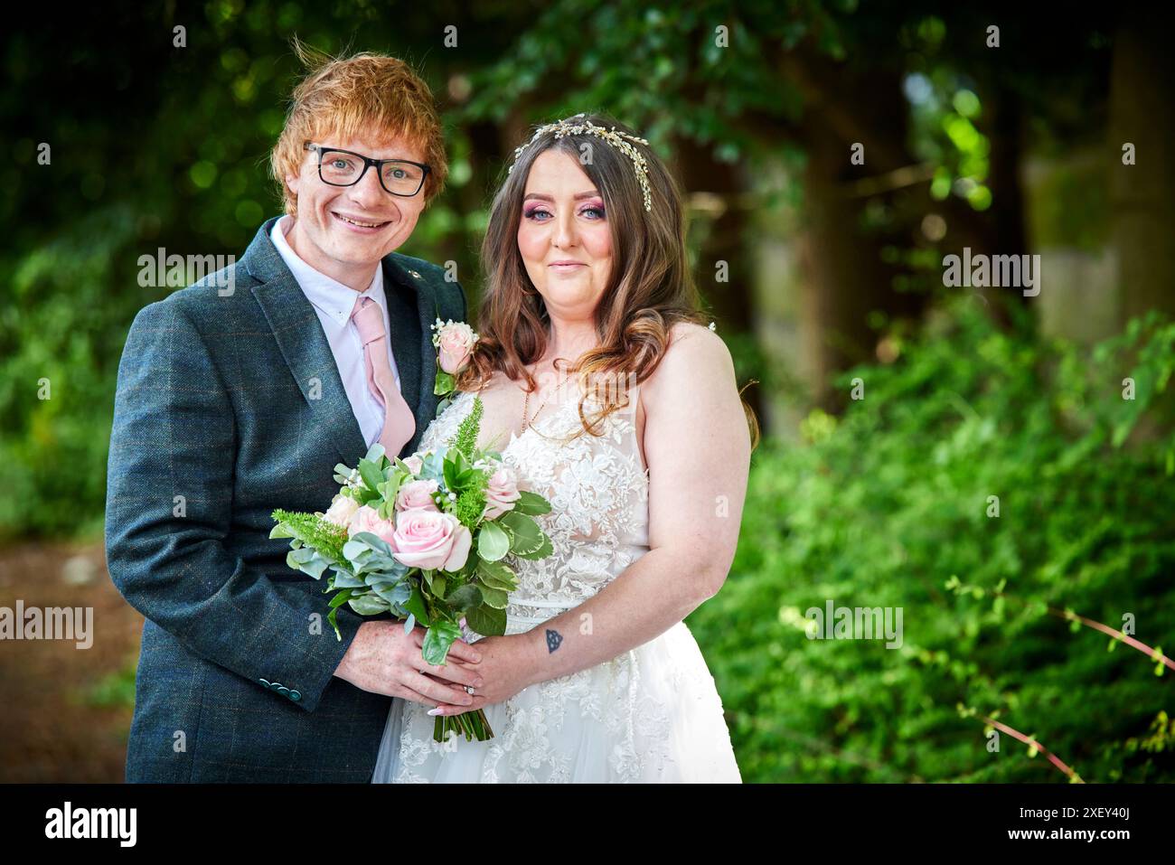 Ed Sheeran Superfan Amanda Baron und Ed Sheeran sehen wie Ty Jones aus und heiraten in Manchester Stockfoto