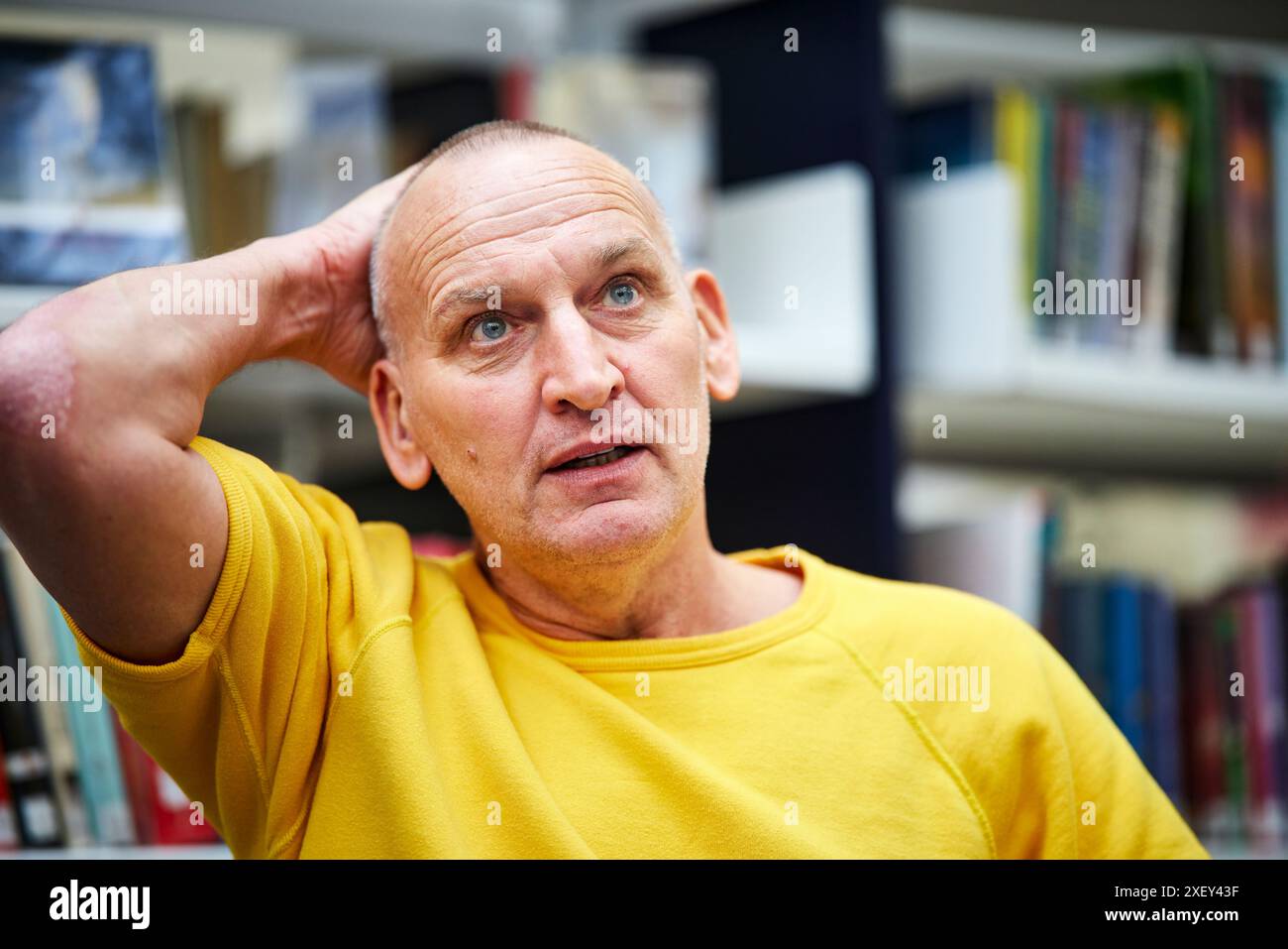 Inspiriert von Bibliotheken mit Christopher Eccleston in der Stockport Central Library Teil des Festivals der Bibliotheken Stockfoto