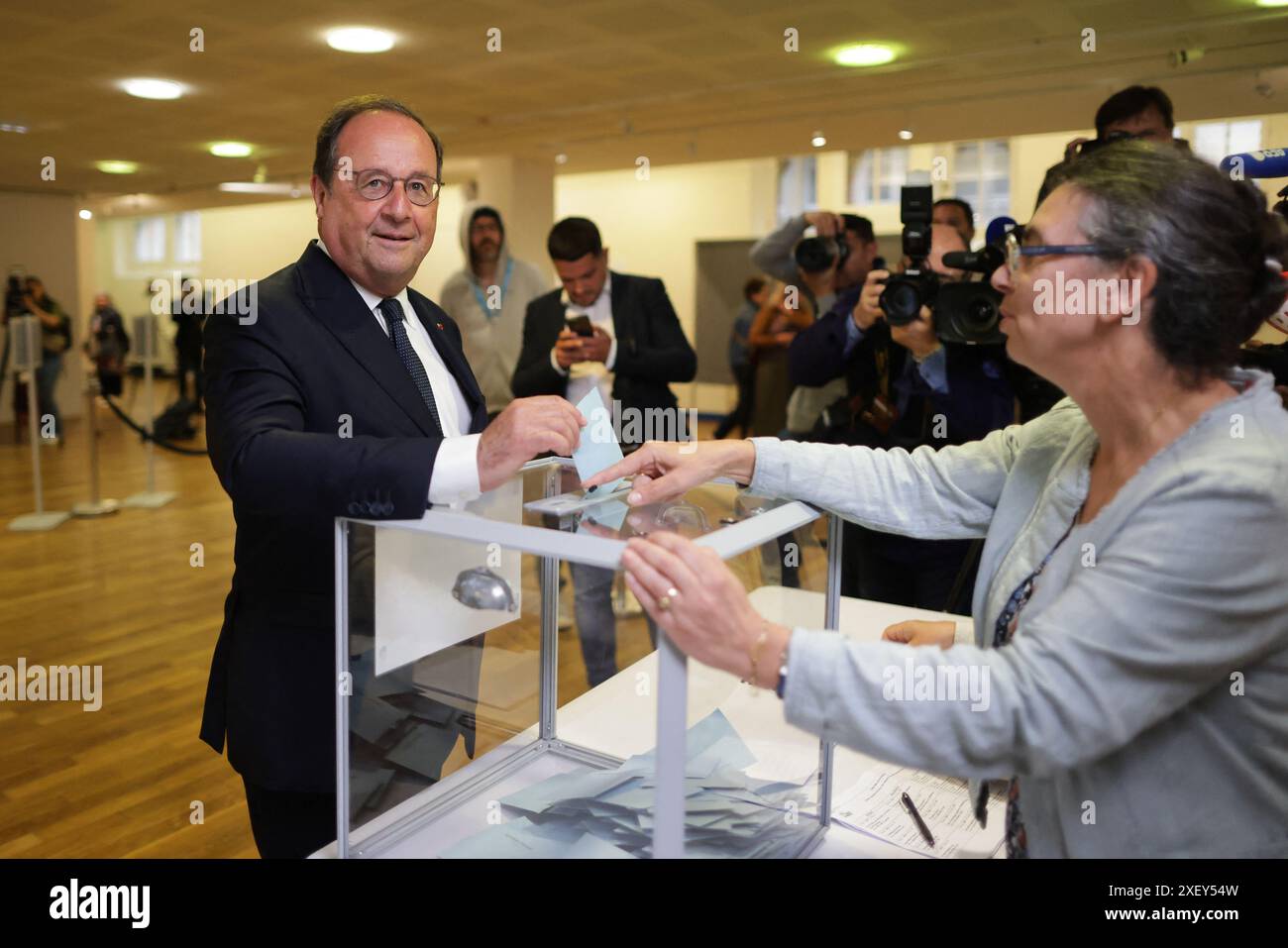 Tulle, Frankreich. 30. Juni 2024. Der ehemalige französische Präsident, Mitglied der Sozialistischen Partei Frankreichs (PS) und Kandidat der linken Koalition Nouveau Front Populaire (NFP) im Departement Corrèze, Francois Hollande stimmte in der ersten Runde der Parlamentswahlen in Tulle, Mittelfrankreich, am 30. Juni 2024. Foto: Thibaud Moritz/ABACAPRESS. COM Credit: Abaca Press/Alamy Live News Stockfoto