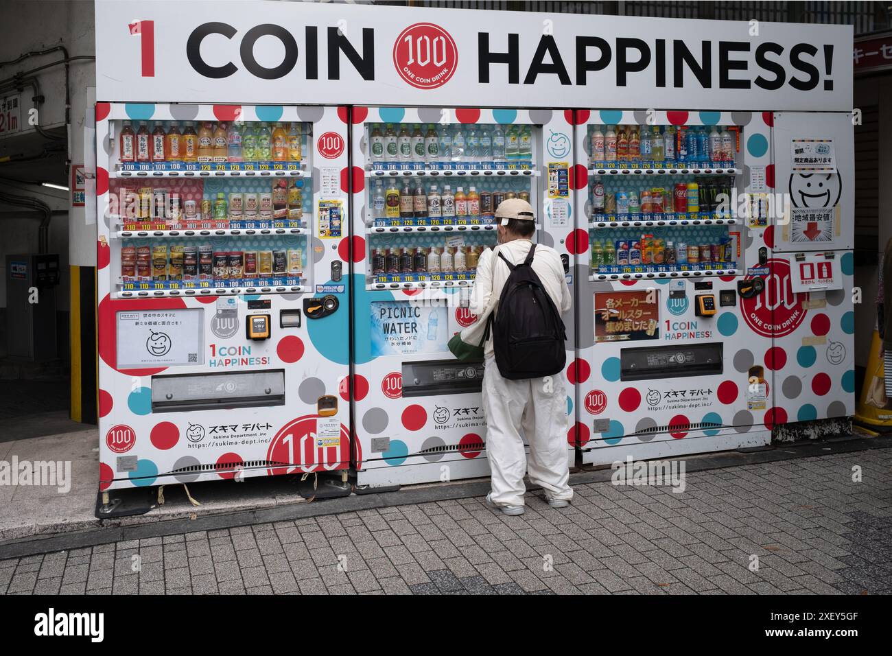 Ein Münzautomat im Bezirk Shinbashi in Tokio, Japan Stockfoto