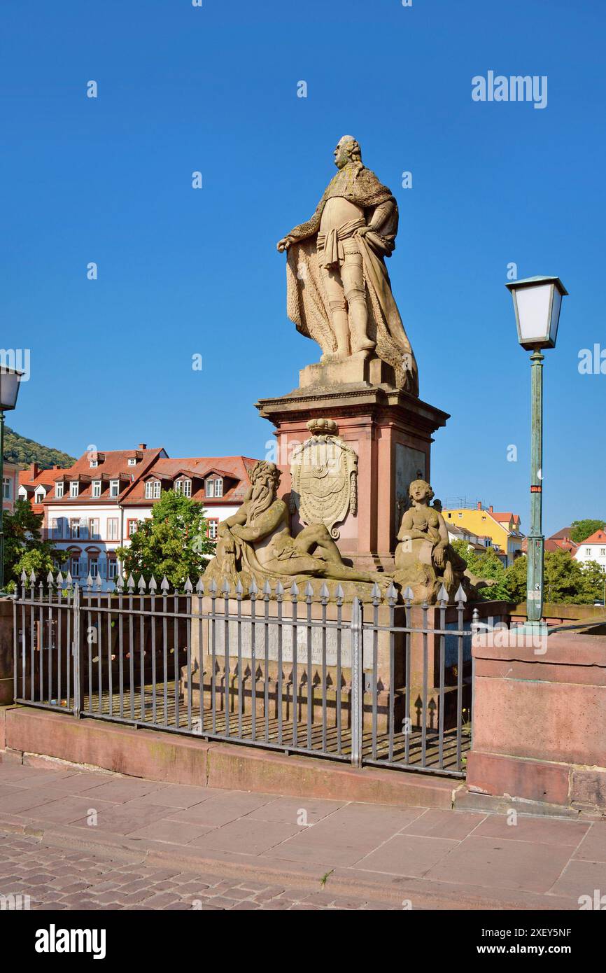 Deutschland, Heidelberg - 28. Juni 2024: Skulptur des Kurfürsten Carl Theodor an der Karl-Theodor-Brücke, auch Alte Brücke genannt Stockfoto