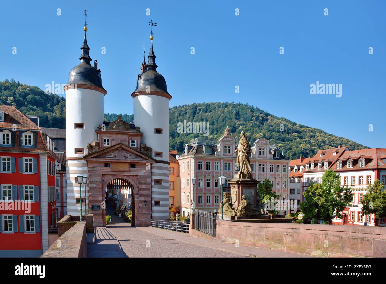 Deutschland, Heidelberg - 28. Juni 2024: Tor zur Karl-Theodor-Brücke, auch Alte Brücke genannt Stockfoto