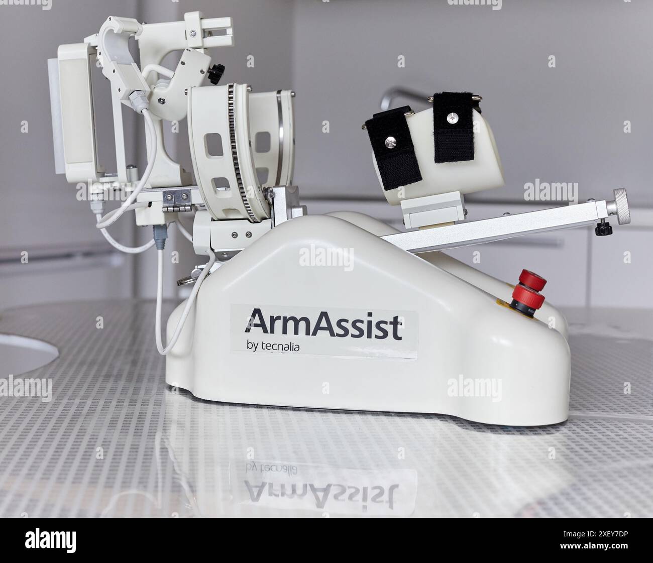 Der Roboter ArmAssist ermöglicht ein passives, unterstütztes und aktives Training von Arm und Hand für die Rehabilitation der oberen Gliedmaßen und ermöglicht so das Trea Stockfoto
