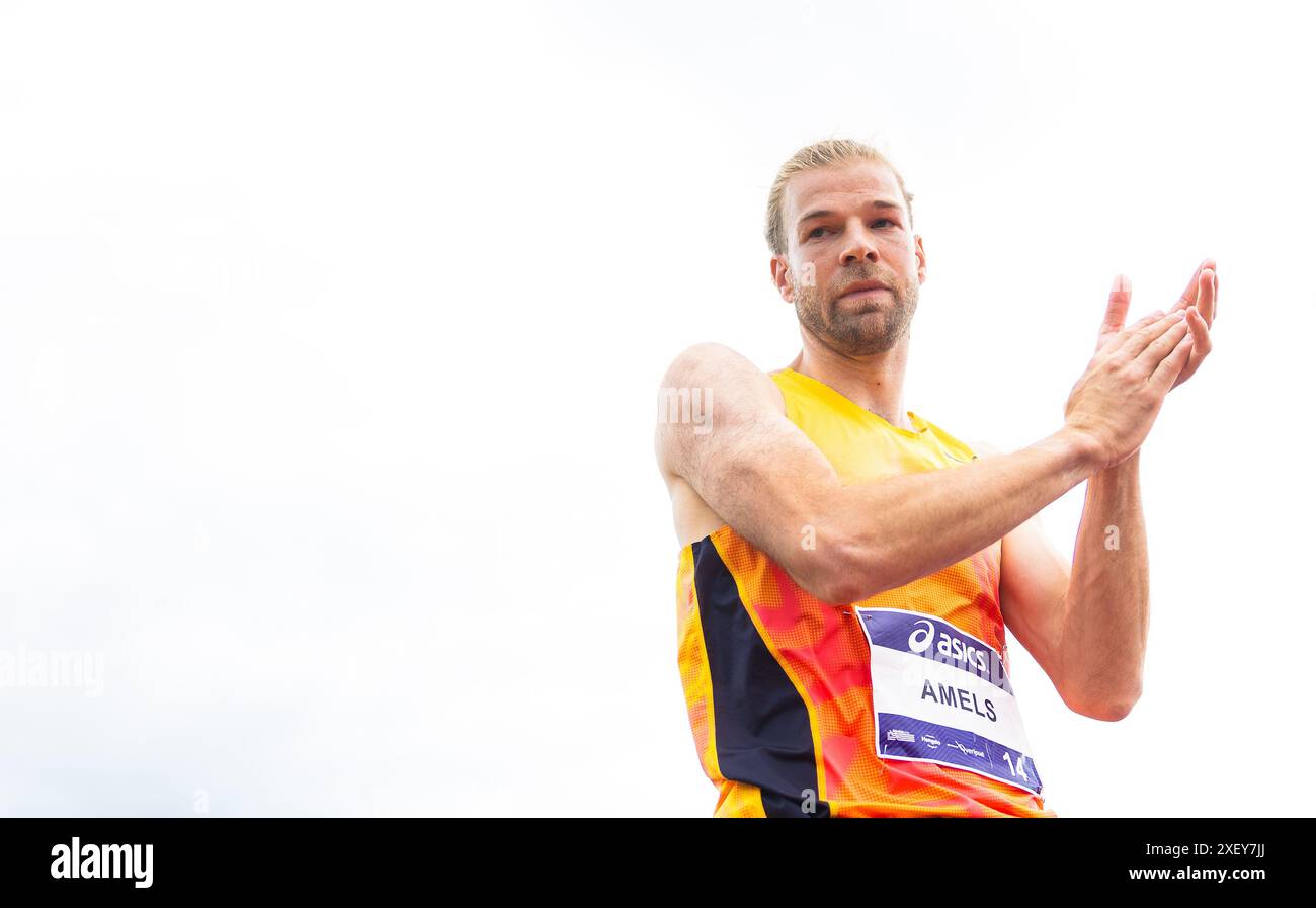 HENGELO - Douwe Amels im Hochsprung-Finale am dritten Tag der nationalen Leichtathletik-Meisterschaft im FBK-Stadion. ANP IRIS VAN DEN BROEK Stockfoto