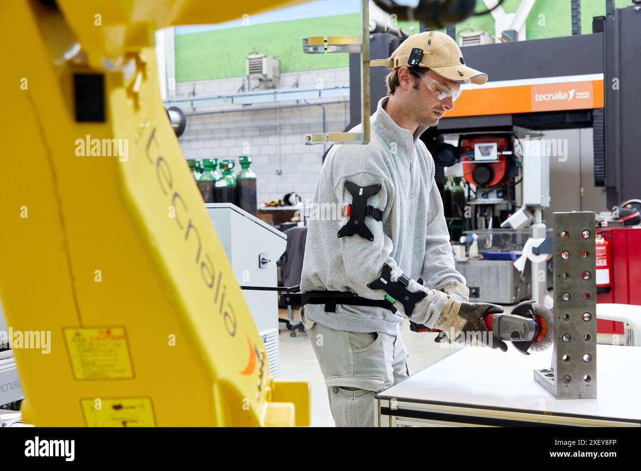 EXODYN Projekt, Exoskelette zur Prävention von muskuloskelettalen Beschwerden in Arbeitsumgebungen, Unit of Health, Technology Centre, Tecnalia Research Stockfoto