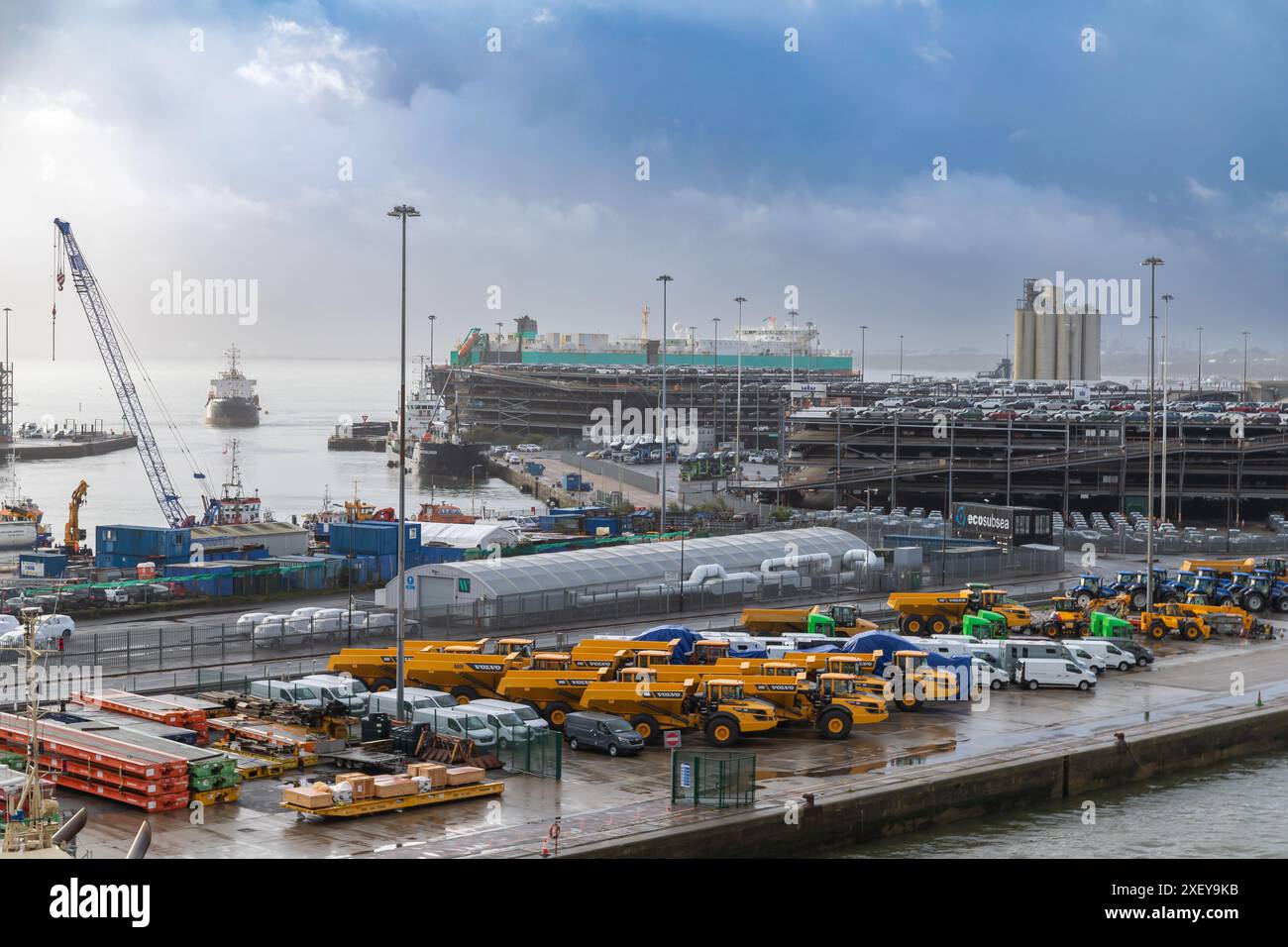 Southampton, Großbritannien-4. April 2024: Umfassende Sicht auf maritime Industrieaktivitäten Stockfoto