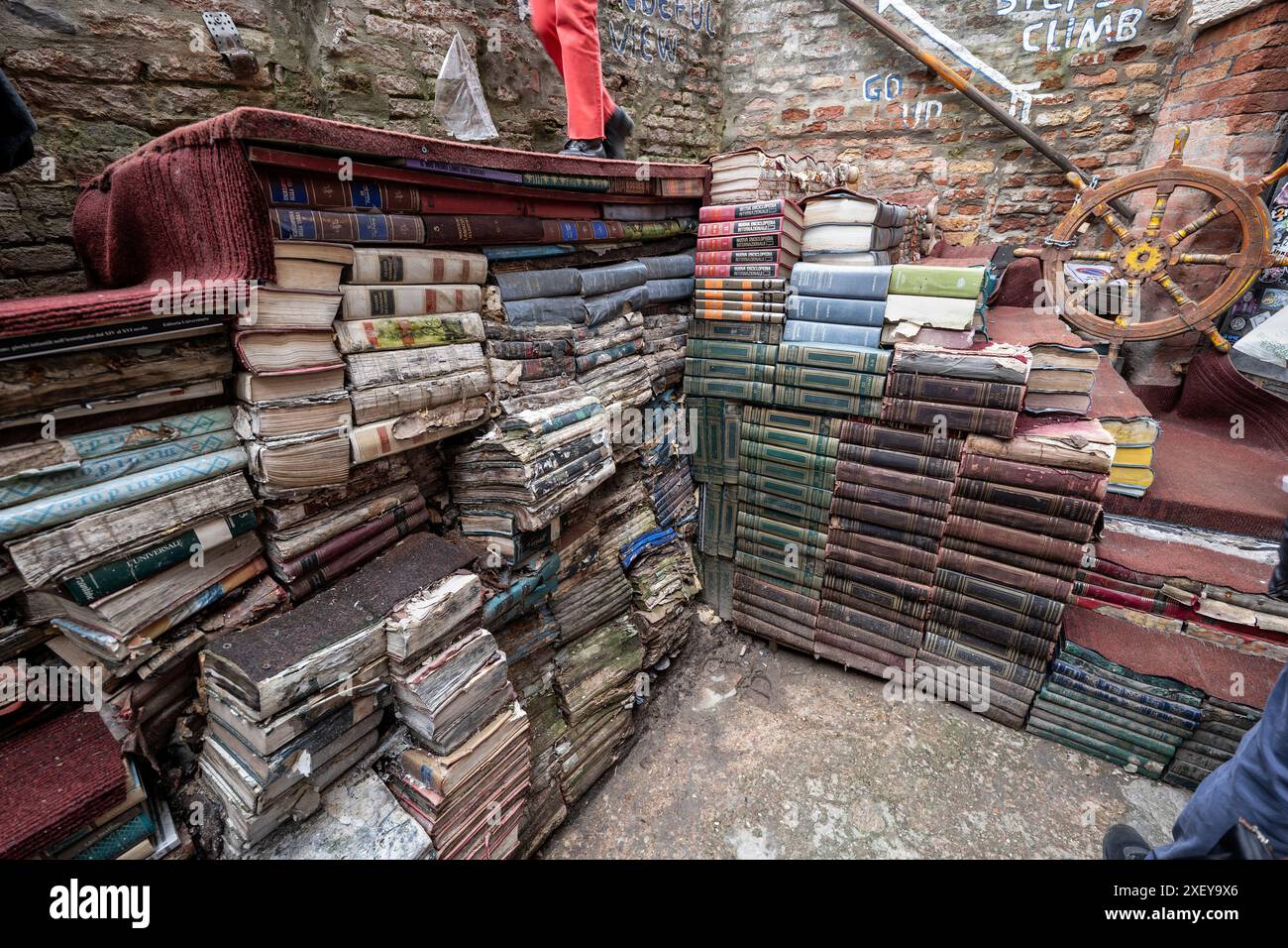 Venedig, Italien - 24. März 2024 - Buchhandlung der Acqua Alta Bibliothek mit Stufen aus Stapeln alter Vintage Bücher Stockfoto