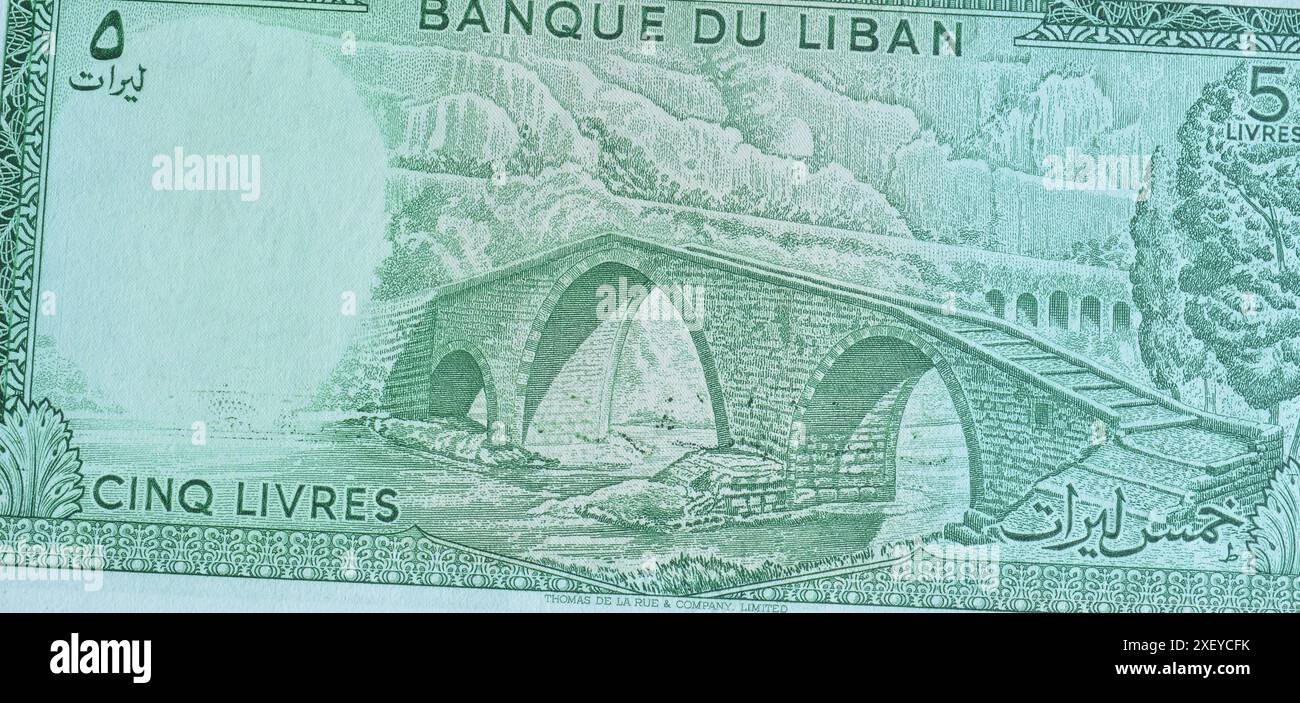 5-Livres-Banknote, gedruckt vom Libanon, die Brücke über den Fluss Kalb zeigt Stockfoto