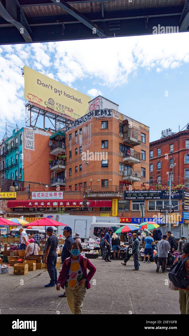 NYC Chinatown: 1 Eldridge Street ist ein gemauertes Gebäude mit gemischter Nutzung, Apartments über einem zweistöckigen kommerziellen Podium. Stockfoto