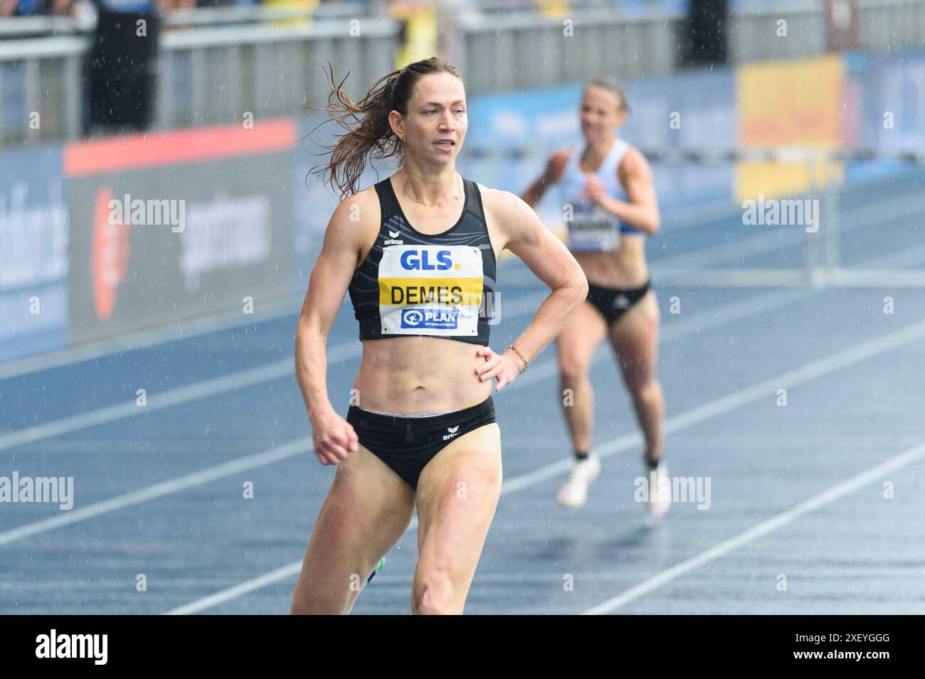 Eileen Demes (TV Neu-Isenburg) gewann das 400-Meter-Hürdenfinale während der Deutschen Leichtathletik-Meisterschaft 2024 im Eintracht-Stadion in Braunschweig. (Sven Beyrich/SPP) Credit: SPP Sport Press Photo. /Alamy Live News Stockfoto