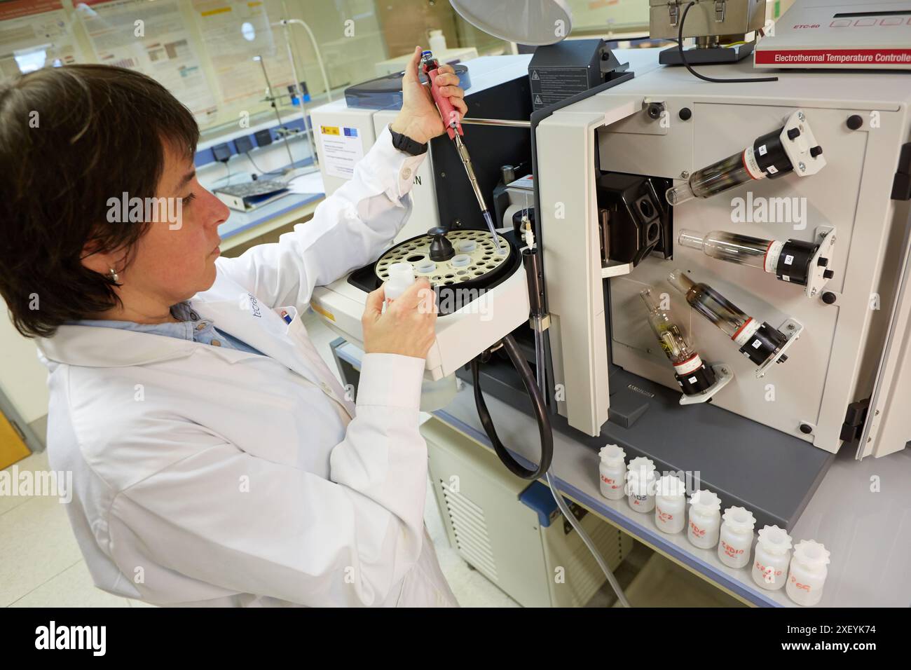 Atomabsorption. Bestimmung von Metallen in flüssigen Proben. Anorganisches Labor. Abteilung Energie und Umwelt. TECNALIA Forschung und Innovation. Stockfoto