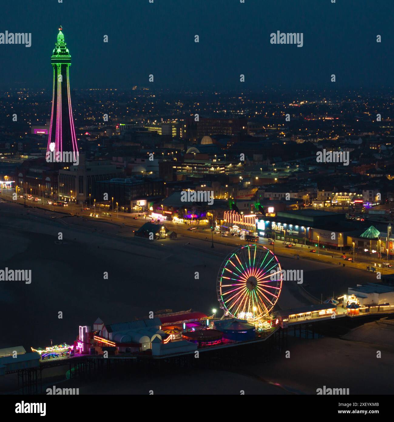 Blackpool Pier und Blackpool Tower bei Nacht, beleuchtetes Riesenrad und Blackpool Tower Luftaufnahme vom Meer des Lancashire Tourismus und Stockfoto