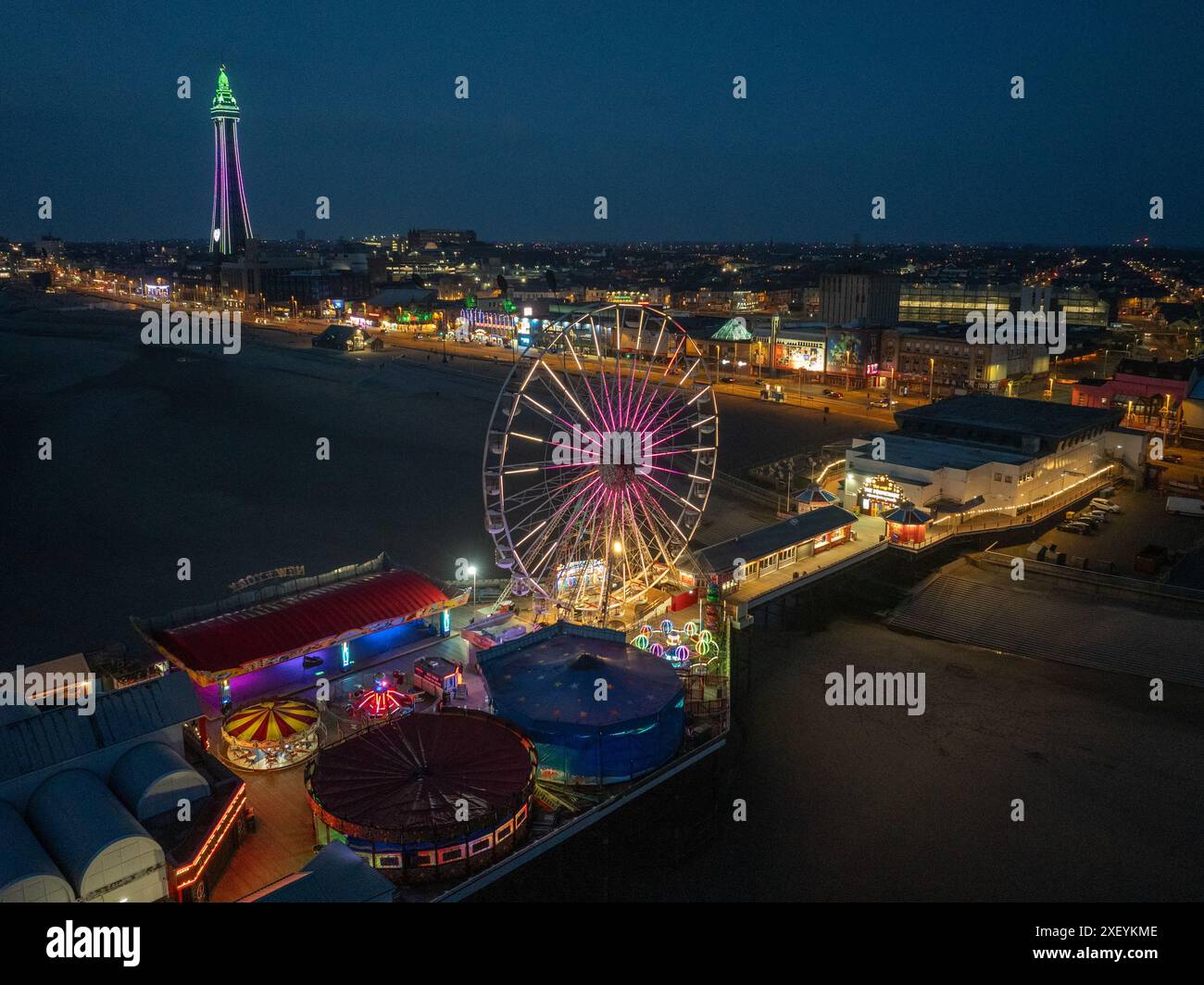 Blackpool Pier und Blackpool Tower bei Nacht, beleuchtetes Riesenrad und Blackpool Tower Luftaufnahme vom Meer des Lancashire Tourismus und Stockfoto
