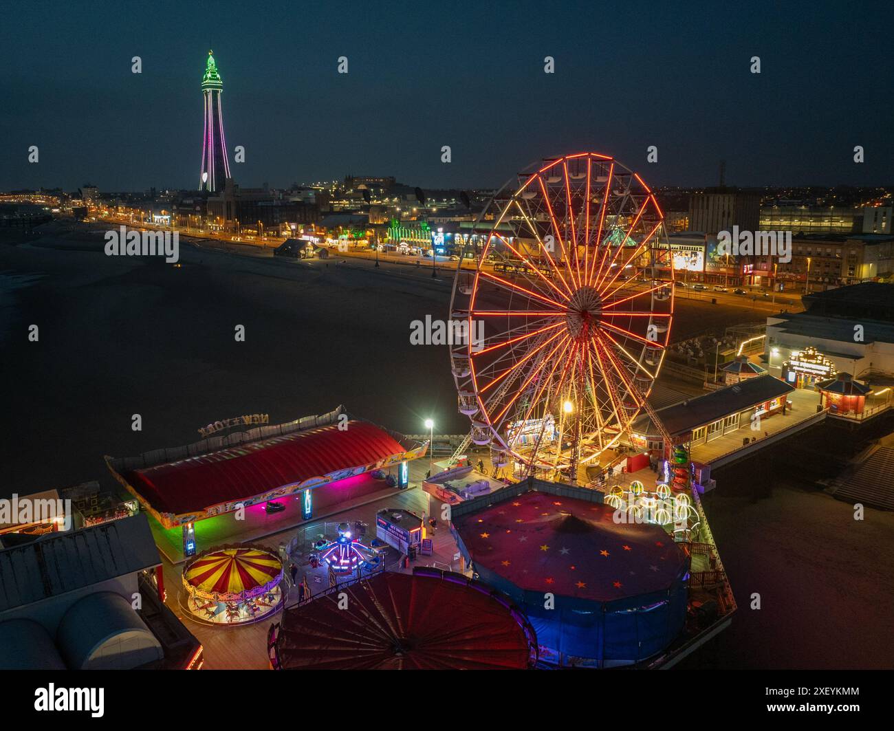 Blackpool Pier und Blackpool Tower bei Nacht, beleuchtetes Riesenrad und Blackpool Tower Luftaufnahme vom Meer des Lancashire Tourismus und Stockfoto