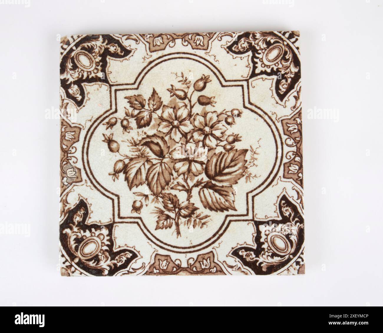 Antikes, ästhetisches Werk Corn Bros aus den 1880er Jahren, braune und weiße Töpferfliesen mit wilder Rose. Stockfoto