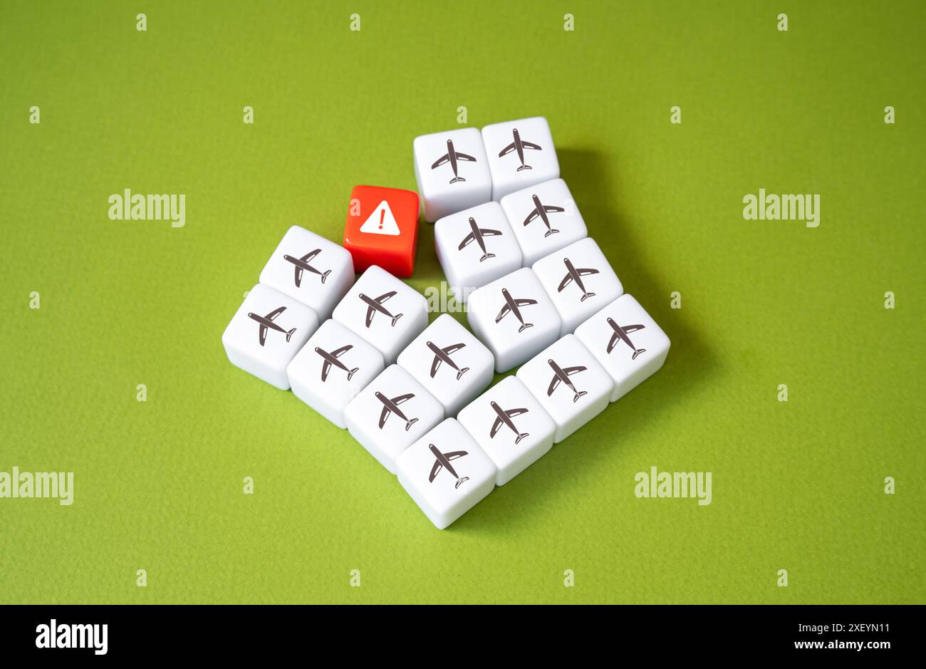 Flugzeuge vermeiden Gefahren. Hindernis für Flüge in der Zivilluftfahrt. Flugzeugüberflugbeschränkungen. Geschlossener Himmel. Keine Flugzone, Transitverbot. Sanktionen Stockfoto