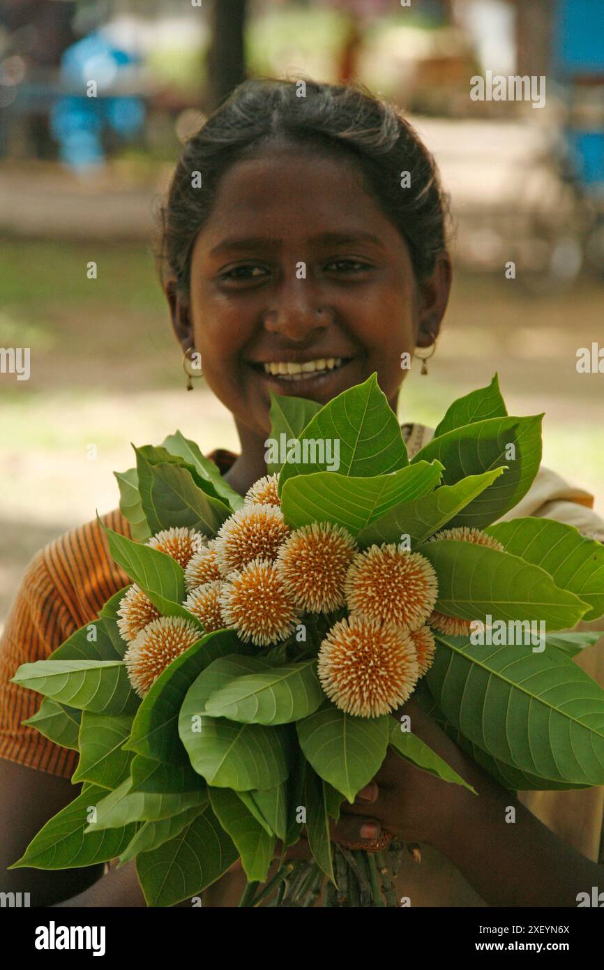 Porträt eines jungen Mädchens, das Blumen verkauft, verdient sie ihre Lebendigkeit, Dhaka, Bangladesch. Juli 2007 Stockfoto