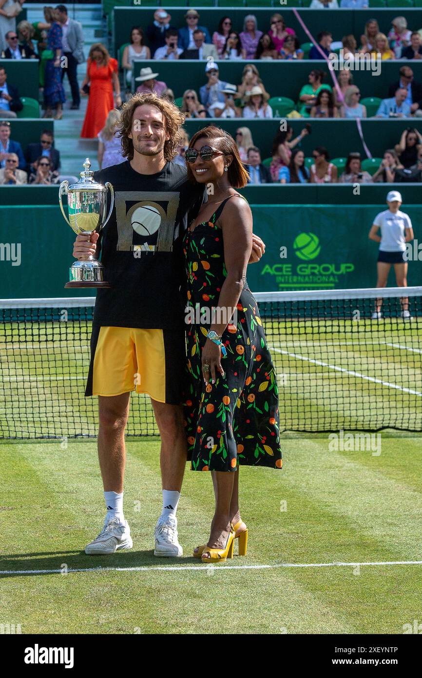 Stoke Poges, Großbritannien. Juni 2024. Dame Denise Lewis überreicht dem Tennisprofi Stefanos Tsitsipas eine Trophäe für den Stoke Park, nachdem er sein Spiel gegen Sebastian Korda im Boodles Tennis, Stoke Park, Buckinghamshire gewonnen hatte. Kredit: Maureen McLean/Alamy Stockfoto
