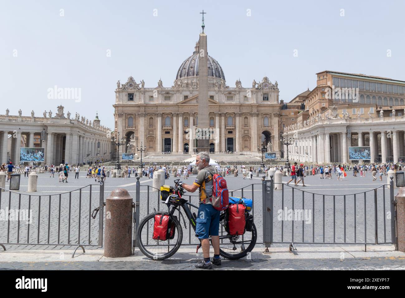 Rom, Italien. Juni 2024. Biker am Petersplatz in Rom (Foto: Matteo Nardone/Pacific Press) Credit: Pacific Press Media Production Corp./Alamy Live News Stockfoto