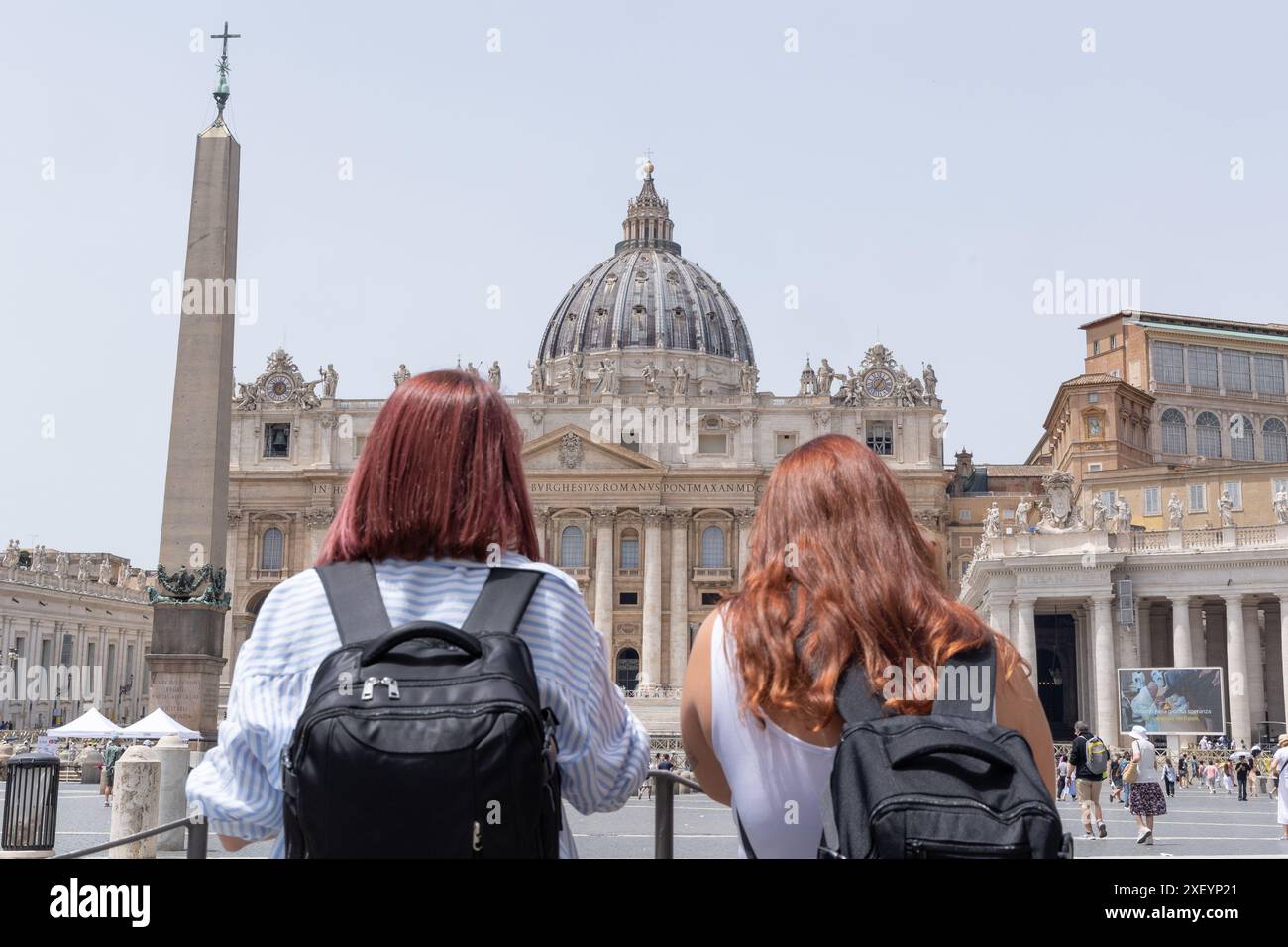 Rom, Italien. Juni 2024. Touristen auf dem Petersplatz in Rom (Foto: Matteo Nardone/Pacific Press) Credit: Pacific Press Media Production Corp./Alamy Live News Stockfoto