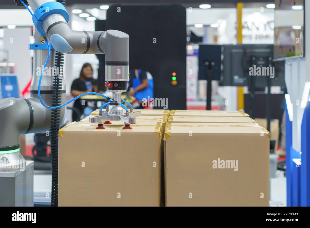 Automatisiertes robotisches Verpackungssystem für den industriellen Einsatz, effizientes Handling und Verpacken großer Kartons Stockfoto