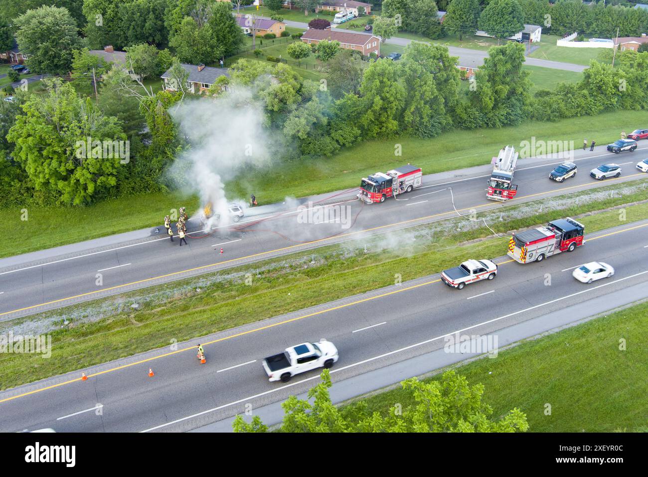 Luftaufnahme von Feuerwehrleuten und Ersthelfern, die Wasser auf Autobahnfeuer sprühen, Tennessee, USA Stockfoto