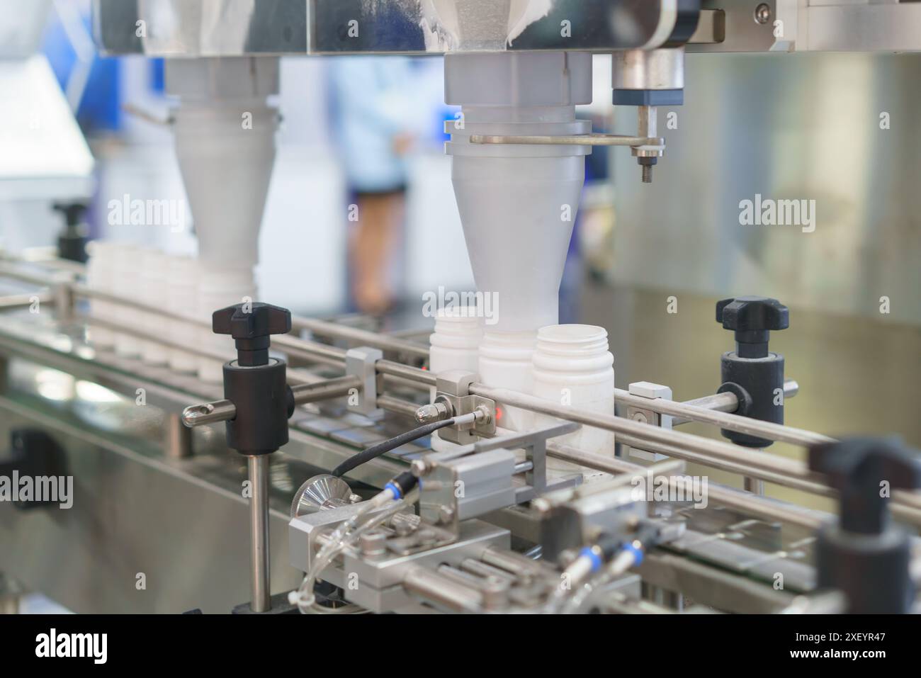 Wichtiger Teil automatisierter Produktionslinien in verschiedenen Branchen konsistente Abfüllung von Flaschen Stockfoto