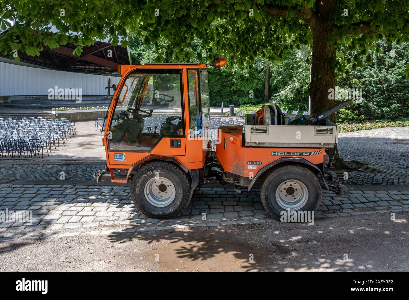 Hamburg, Deutschland - 05 30 2024: Ansicht eines Holder C330-Fahrzeugs im Hamburger Park Planten und Blomen Stockfoto