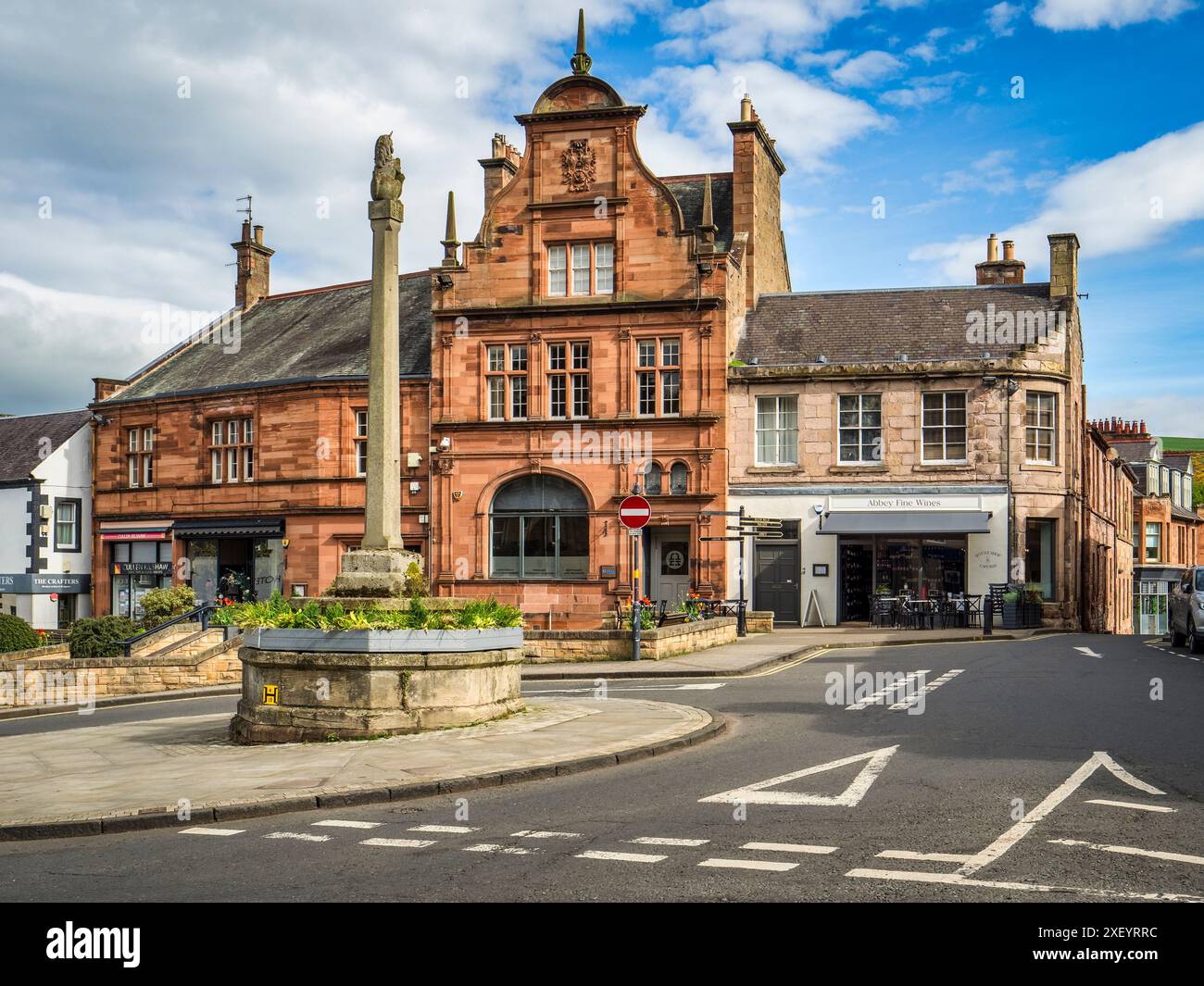 9. Mai 2024: Melrose, Scottish Borders, Schottland, UK – Market Square, mit Mercat Cross, gekrönt von einem Einhorn, dem Nationaltier Schottlands. Stockfoto