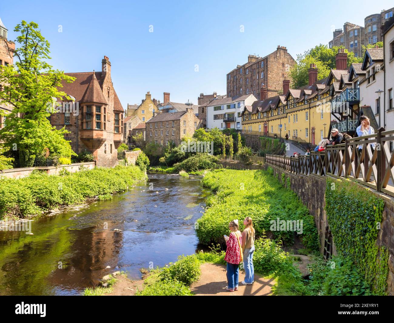 17. Mai 2024: Edinburgh, Schottland - Dean Village und das Wasser von Leith an einem schönen Frühlingstag. Ein toller Anziehungspunkt für Touristen. Stockfoto
