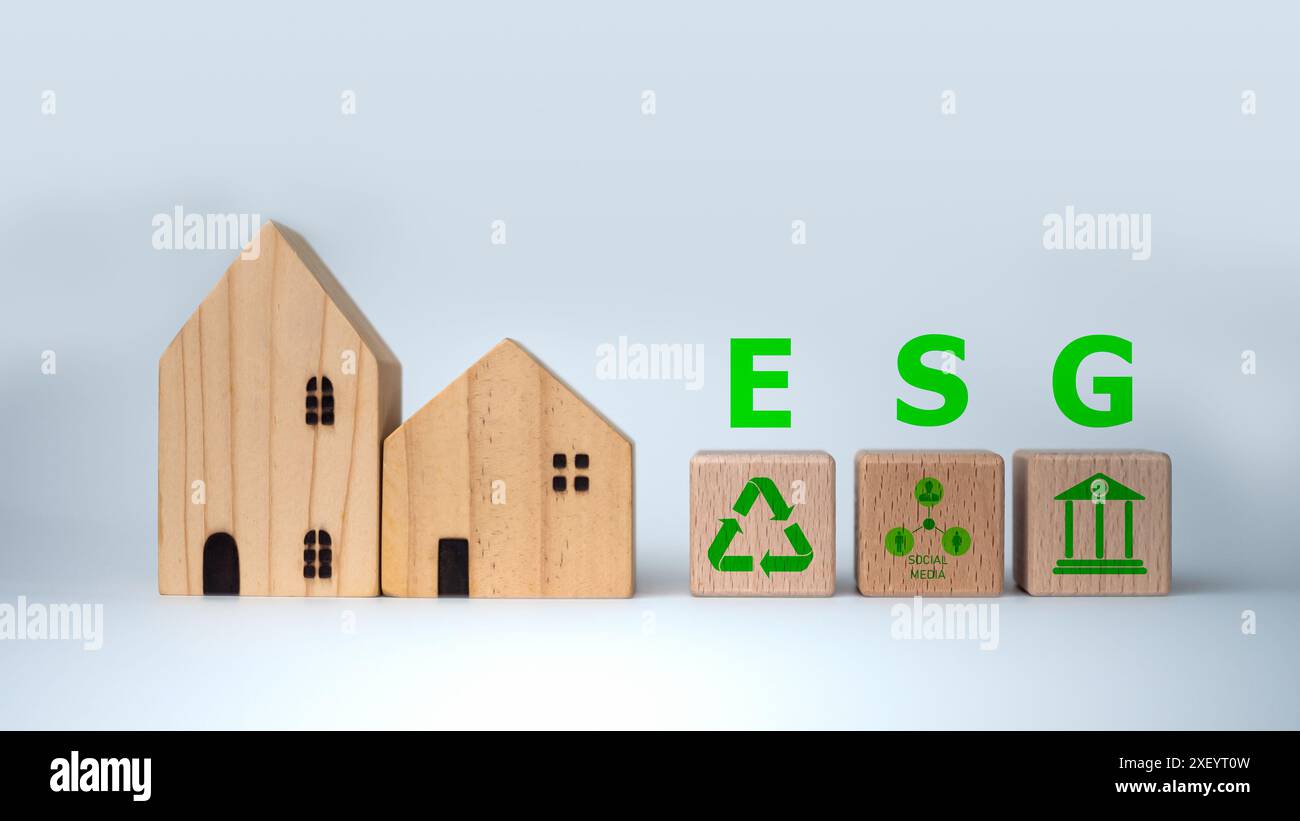 Ein Holzblock mit den Buchstaben ESG darauf. Der Block steht auf einem weißen Hintergrund, dem Konzept der Nachhaltigkeit und der Umweltverantwortung Stockfoto