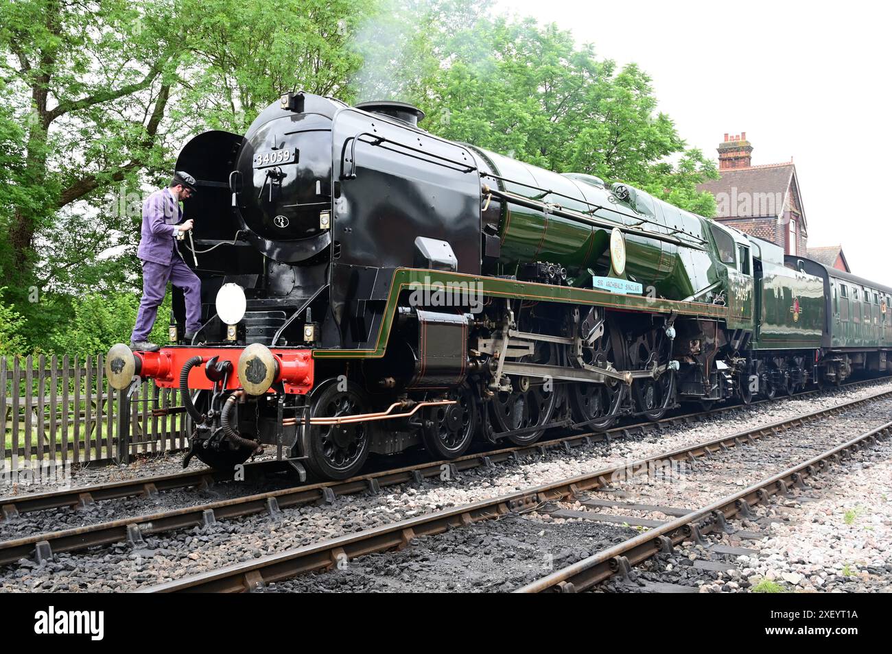 Sir Archibald Sinclair eine Dampflokomotive der Battle of Britain-Klasse, die an der Station Sheffield Park an der Bluebell Railway raucht. Stockfoto