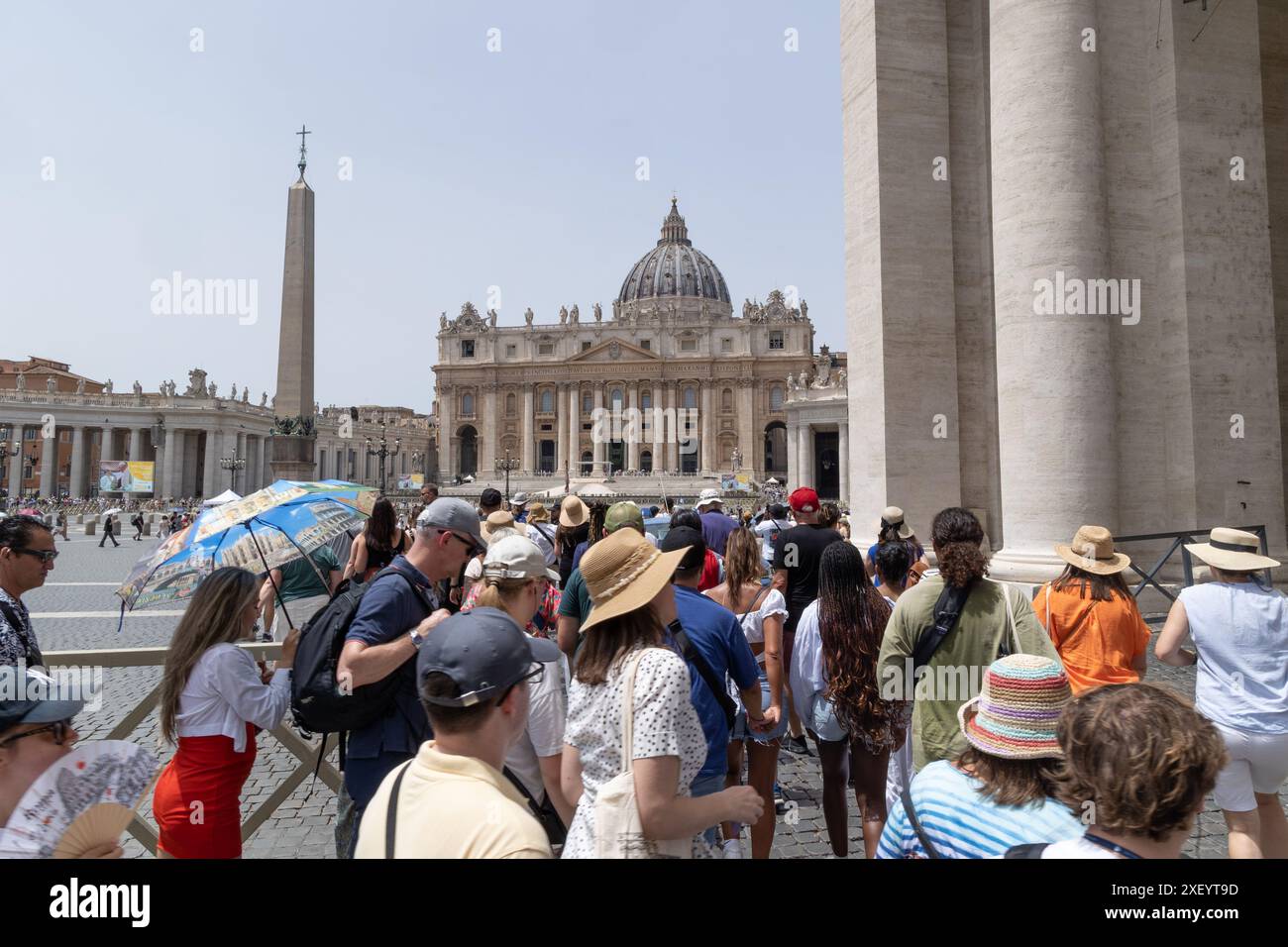 Rom, Italien. Juni 2024. Touristen auf dem Petersplatz in Rom (Foto: Matteo Nardone/Pacific Press/SIPA USA) Credit: SIPA USA/Alamy Live News Stockfoto