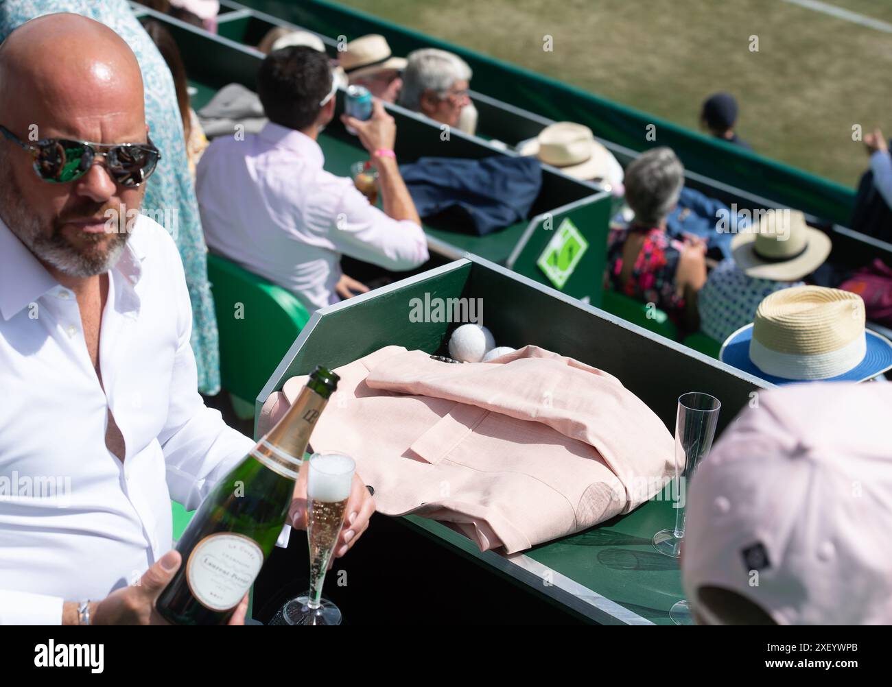 Stoke Poges, Großbritannien. Juni 2024. Gäste, die den fünften Tag der Boodles im Stoke Park, Stoke Poges, Buckinghamshire genießen. Kredit: Maureen McLean/Alamy Stockfoto