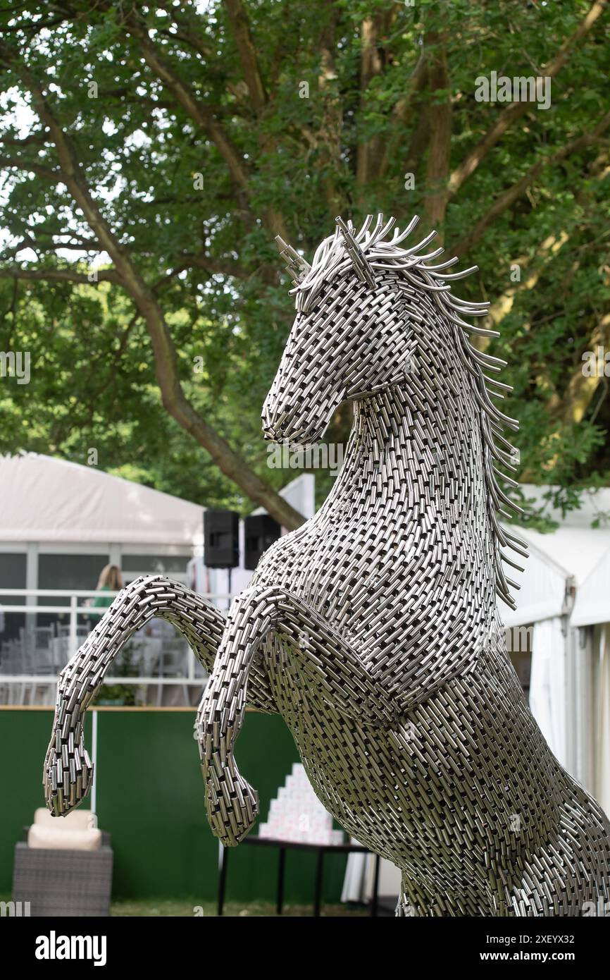 Stoke Poges, Großbritannien. Juni 2024. Pferdeskulpturen aus Metall zum Verkauf am Lord & Lama Stand in The Boodles at Stoke Park, Stoke Poges, Buckinghamshire. Kredit: Maureen McLean/Alamy Stockfoto