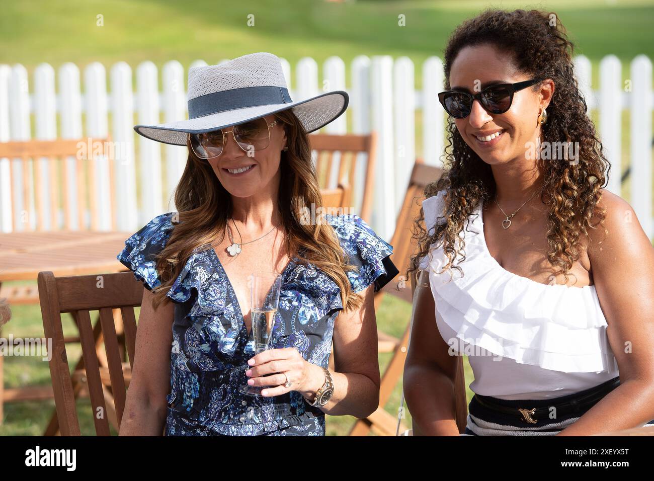 Stoke Poges, Großbritannien. Juni 2024. Gäste, die den fünften Tag der Boodles im Stoke Park, Stoke Poges, Buckinghamshire genießen. Kredit: Maureen McLean/Alamy Stockfoto