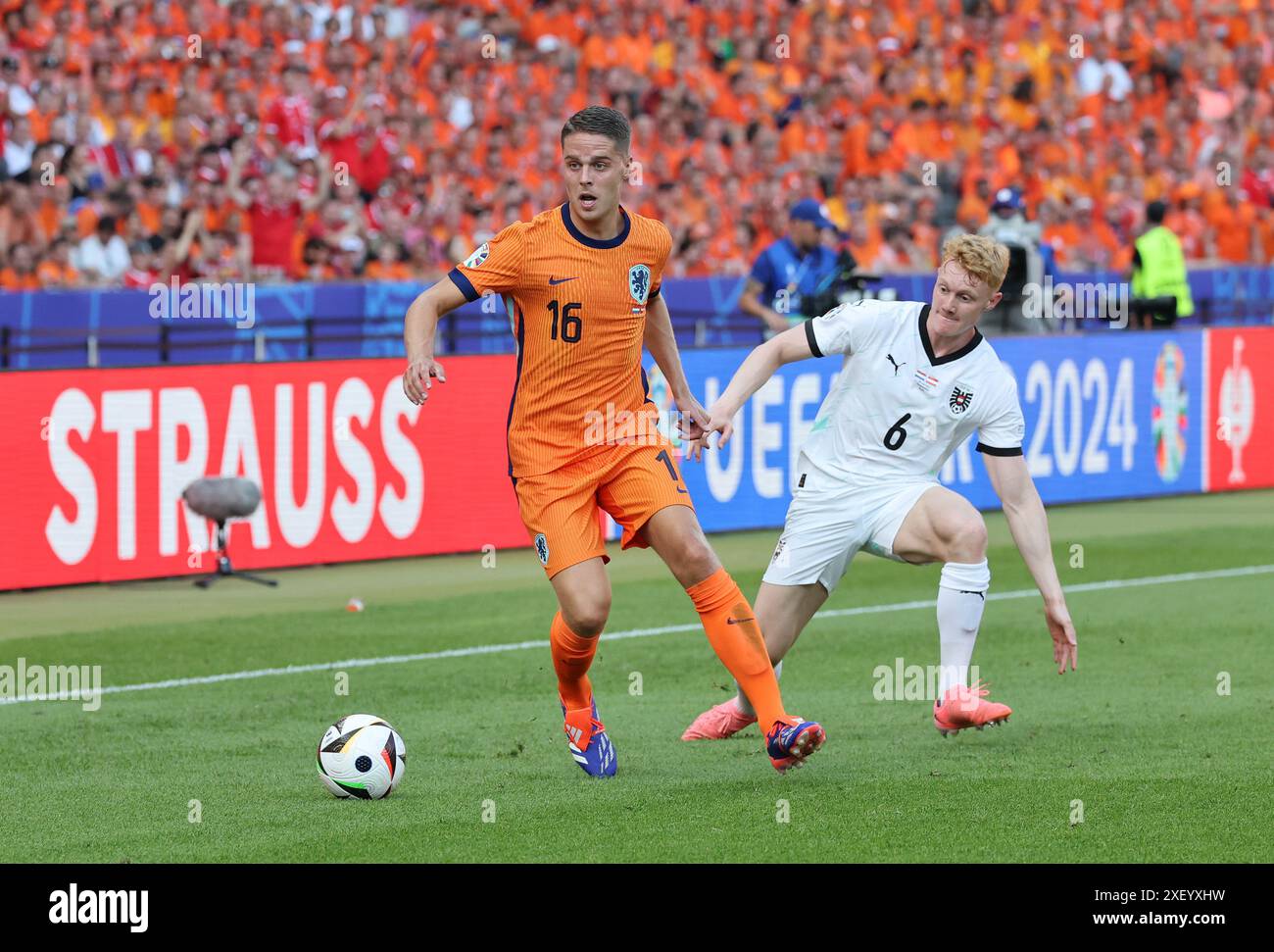 Berlin – 25. Juni 2024: Joey Veerman aus den Niederlanden (L, #16 ...